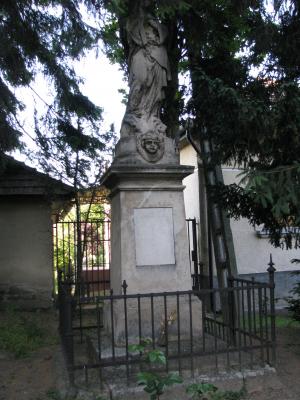 Madonna szobor a temmplom kertben